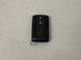 スマートキーを装備しています☆カギをカバンやポケットに入れて頂いた状態でドアロックの開閉やエンジンスタートをして頂けますよ!とても便利な装備です!