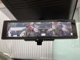 インテリジェントルームミラー搭載で、車の後方に設置されたカメラ映像を映し出してシートバックやヘッドレスト、同乗者に視界が遮られることがなく視認性が非常に良いです