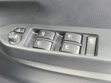 室内スイッチにてミラーの角度調整ができます、運転者さんが替わった時など便利な装備です。 またミラー格納のスイッチも装備しています。
