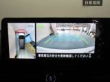 アラウンドビューモニターは4方のカメラで真上から車を見たようにモニターで確認ができます。周辺の安全確認、小さなお子様や障害物も目視で確認できるので駐車のしやすさだけでなく、事故防止にも役立ちます。