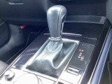 アクセルペダルを踏み込む量や速さに応じて変速パターンを最適制御し、人馬一体の運転感覚を発揮してくれる6速オートマ!