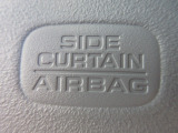 サイドカーテンエアバックシステムは、側面衝突時に大人から子供までさまざまな体格の乗員の頭部や頚部を広範囲で保護。特にセンターピラーへの頭部衝突を防ぐ展開性能を実現しています。