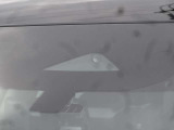 【エマージェンシーブレーキ】走行中に前方の車両等を認識し、衝突の危険があるときは警報とブレーキで衝突回避と被害軽減をアシスト。より安全にドライブをお楽しみいただけます。
