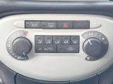 【オートエアコン】一度お好みの温度に設定すれば、車内の温度を検知し風量や温度を自動で調整。暑い&hellip;寒い&hellip;と何度もスイッチ操作をする必要はありません。快適な車内空間には必須の機能ですね♪