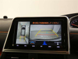 【全周囲モニター】車を上空から見下ろしたような映像をカーナビ画面に映し出し、車庫入れや縦列駐車をサポートしてくれます。
