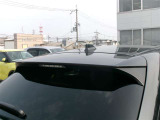 ボディカラーと同色のリアスポイラーで、見た目もすっきり!