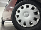 【純正ホイールキャップ】装備しております。クルマのオシャレは足もとから!外観にマッチしたデザインでビジュアルバッチリです。