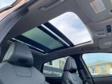 サンルーフは電動になっておりますので、レバー一つで簡単に開閉可能です。