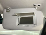 【運転席サンバイザー】鏡が付いているのでメイク直しなどにも便利★