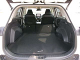 後席を倒すと収納力がアップします。長尺物も積めるのでカーライフの幅が広がりますね。