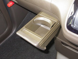 運転席と助手席の間にはドリンクホルダーがあります。取りやすい位置にありますからドライブも楽しくなりますね!