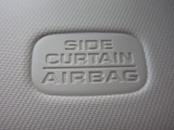 サイドカーテンエアバックシステムは、側面衝突時に大人から子供までさまざまな体格の乗員の頭部や頚部を広範囲で保護。特にセンターピラーへの頭部衝突を防ぐ展開性能を実現しています。