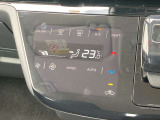 オートエアコンで温度を設定するだけで快適な車内環境を維持することができます!