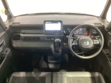 使いやすいレイアウトのダッシュボード周辺です。オートエアコンや小物入れなど嬉しい装備が満載です。