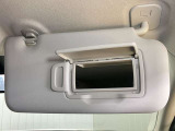【運転席サンバイザー】鏡が付いているのでメイク直しなどにも便利★