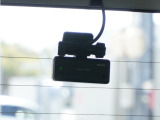 この車にはリアにもドライブレコーダーを装備しております◆映像・音声などを記録する自動車用の装置です。 もしもの事故の際の記録はもちろん、旅行の際の思い出としてドライブの映像を楽しむことができます。