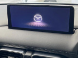 【10.25インチマツダコネクト】車内の雰囲気にマッチした大型ディスプレイ。スマホ接続でのナビ使用やBluetooth再生等、様々な機能が楽しめます。直感的なダイヤル操作が可能で、使い勝手も良好です。