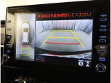 パノラミックビューモニター付きです。車両を上から見たような映像をディスプレイオーディオ画面に表示。運転席からの目視だけでは見にくい、車両周辺の状況をリアルタイムでしっかり確認できます。