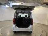 バックドアを上げた状態です。シートを倒せば荷室のスペースが広くなります!用途に合わせて快適な室内を!