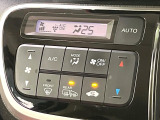 【オートエアコン】一度お好みの温度に設定すれば、車内の温度を検知し風量や温度を自動で調整。暑い&hellip;寒い&hellip;と何度もスイッチ操作をする必要はありません。快適な車内空間には必須の機能ですね♪