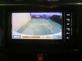 車両後方の映像を映すバックモニター。進路を確認しながら安全に車庫入れできます。