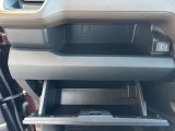 助手席側の大型インパネトレイにはHDMIソケットとUSBソケットがついています♪