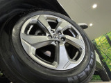 【純正18インチアルミホイール】外観にマッチした純正アルミホイールを装着しております。各種社外アルミホイールや、スタッドレスタイヤも取扱いしております。是非ご相談ください♪