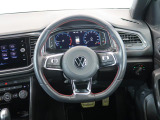 Volkswagen全車共通の上質な本革を使用した手触りのしっとりとしたステアリングです。唯一素肌が触れるハンドルは上位モデルと同じ握り心地になっております。