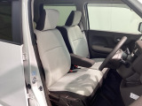 大きなフロントシートでゆったりとドライブ、長距離運転も疲れません♪ハイトアジャスターも付いているのでお好みのポジションを調整できます。