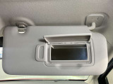 【運転席サンバイザー】鏡が付いているのでメイク直しなどにも便利★