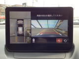 狭い場所での駐車やすれ違いなどでより的確な運転操作に役立つ360&deg;ビューモニターが装備されています。