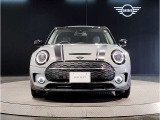 MINIのフロントグリルのデザインはイギリスで生まれた当初から、シルバーのサイドバーが折り重なった伝統的なデザインで御座います。その伝統はBMWのお車になってからでも少しずつ形を変えて守られております