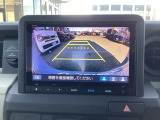 運転が苦手な方も車庫入れラクラクです!ギアをリバースに入れれば自動的にモニターが切り換わりますので、面倒な操作は不要です。狭い駐車場もお車を傷つけず安心です!