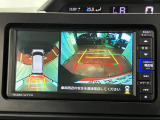 【パノラマモニター】 上から見下ろしたような映像が、運転の不安を軽くします。