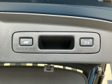 お好みの位置で止められるメモリー機能付の電動リアゲートです!後ろが狭い駐車場でもスムーズに荷物を積めて、さらに背が低い人の手がムリなく届く高さで止めることも可能です!