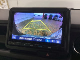 リバースギアに入れるだけで後方の表示へ切り替わります。夜間や雨の日の駐車も楽になりますよ。