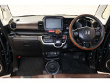 操作性に優れた運転席となります!小物入れや各ボタンの配置にこだわり、使いやすいです!座り心地もよく視認性も良好なのでロングドライブもお任せ下さい!