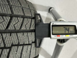 冬タイヤの残り溝は7.4mmです。スリップラインからは5.7mmとなっております。