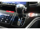 インパネシフトだから視線の移動も少なく足元もスッキリ♪運転席もゆったりしているのでゆとりを持ってドライブできますね!