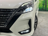 【LEDヘッドライト】悪天候や夜間走行時も良好な視界を確保し安心して運転できる高輝度LEDヘッドライトを装備!点灯速度が早く、消費電力も抑えられています。