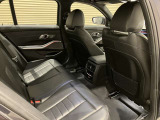 後部座席も足元が十分なスペースが取れます