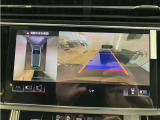 精細なサラウンドビューカメラで車両の周囲を確認できます
