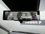 車両後方を映し出します・スマートルームミラー装備です。