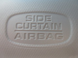 サイドカーテンエアバックシステムは、側面衝突時に大人から子供までさまざまな体格の乗員の頭部や頚部を広範囲で保護。特にセンターピラーへの頭部衝突を防ぐ展開性能を実現しています。
