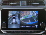 アラウンドビューモニター。上空から見下ろしているような映像で、スムースな駐車をサポートします。