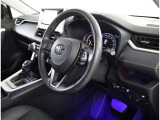 高いホールド性で運転姿勢が安定します。長距離ドライブでも疲れにくいのが魅力です。快適なドライビングライフをお送りください♪