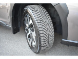 右前タイヤ タイヤはひびもなく良好です!詳細は各タイヤ写真をご覧ください。タイヤパンク保証プログラム販売中!もしもの時にタイヤ4本新品交換!詳細はスタッフまで!※ホイールロックナットは展示用です。