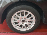 アルミホイール付!鉄ホイールと違って軽いので燃費にも影響してきます。ガソリンの高騰に少しは貢献します!足元がきまります。