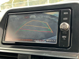 バックモニター装備。画面にて後方の確認が行えるので、バック駐車や車庫入れの際には重宝します。車の運転に慣れない方でも安心のガイドライン表示機能付。