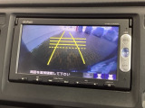リバースギアに入れるだけで後方の表示へ切り替わります。夜間や雨の日の駐車も楽になりますよ。